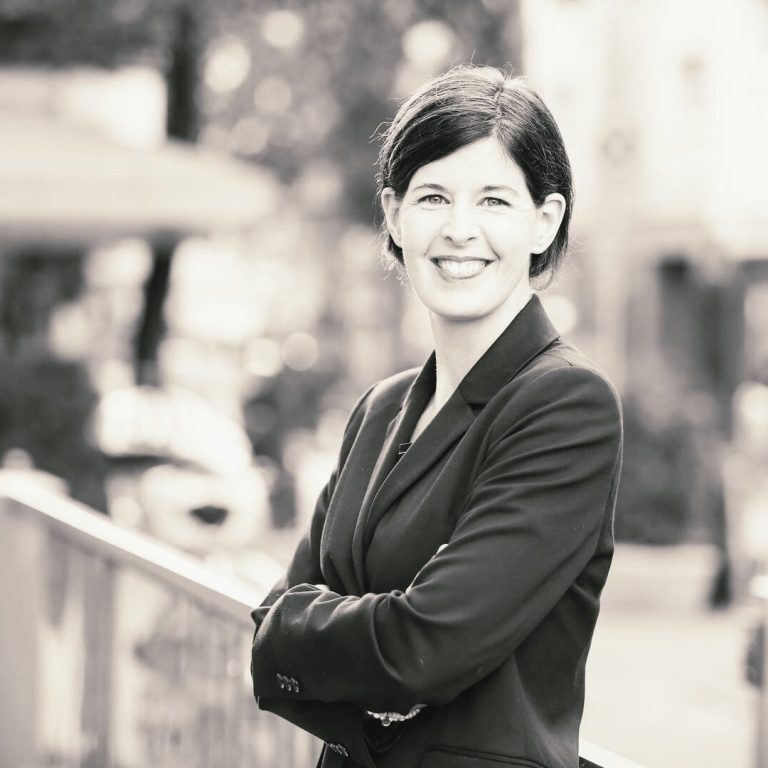Weg zu einer guten Rede Briefing Kontakt Unterstützung LET US BEGIN Schreibmaschinentext